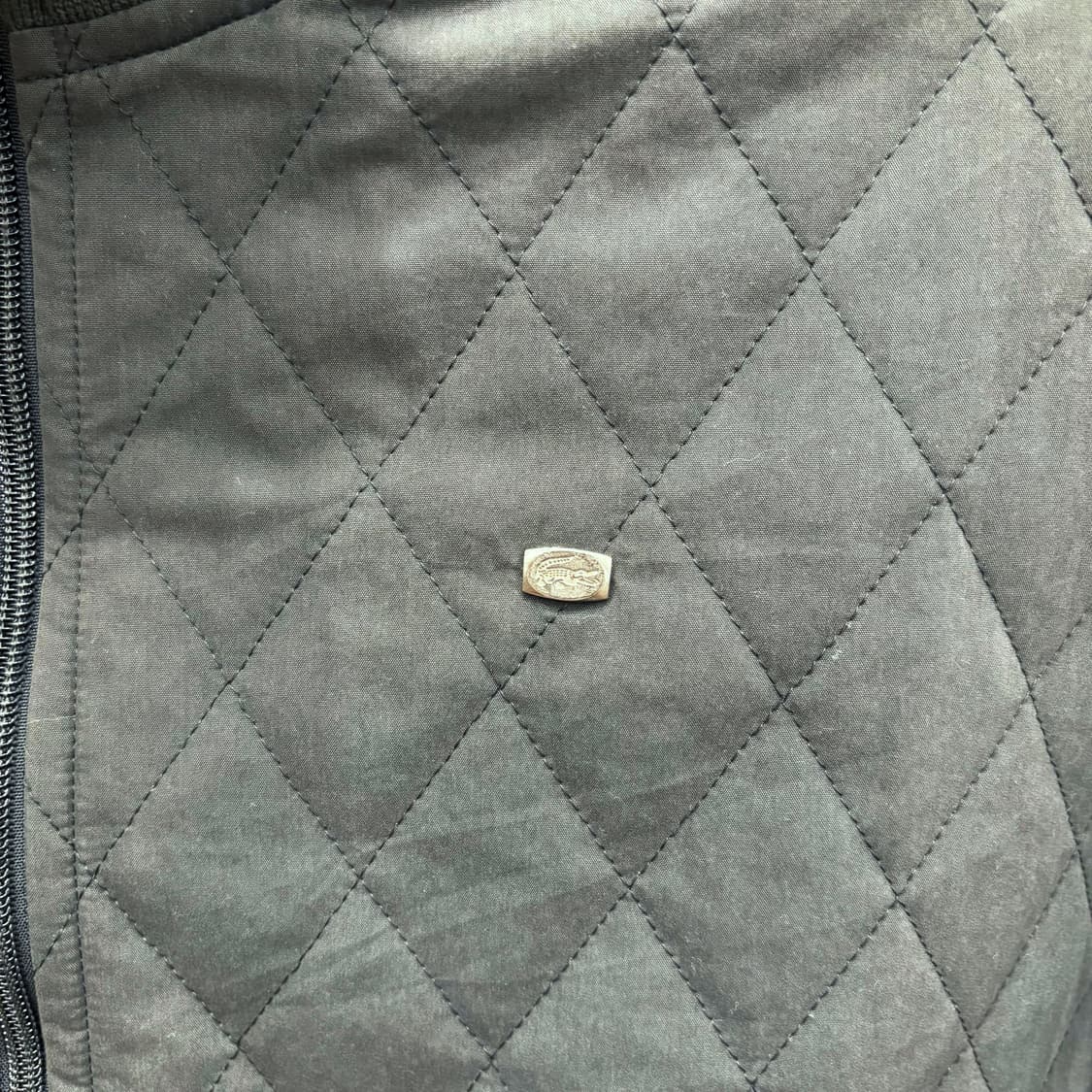 라코스테 리버시블 자켓 퀄팅 패턴 솔리드 메탈 로고 디테일 카키 블랙 상품이미지8