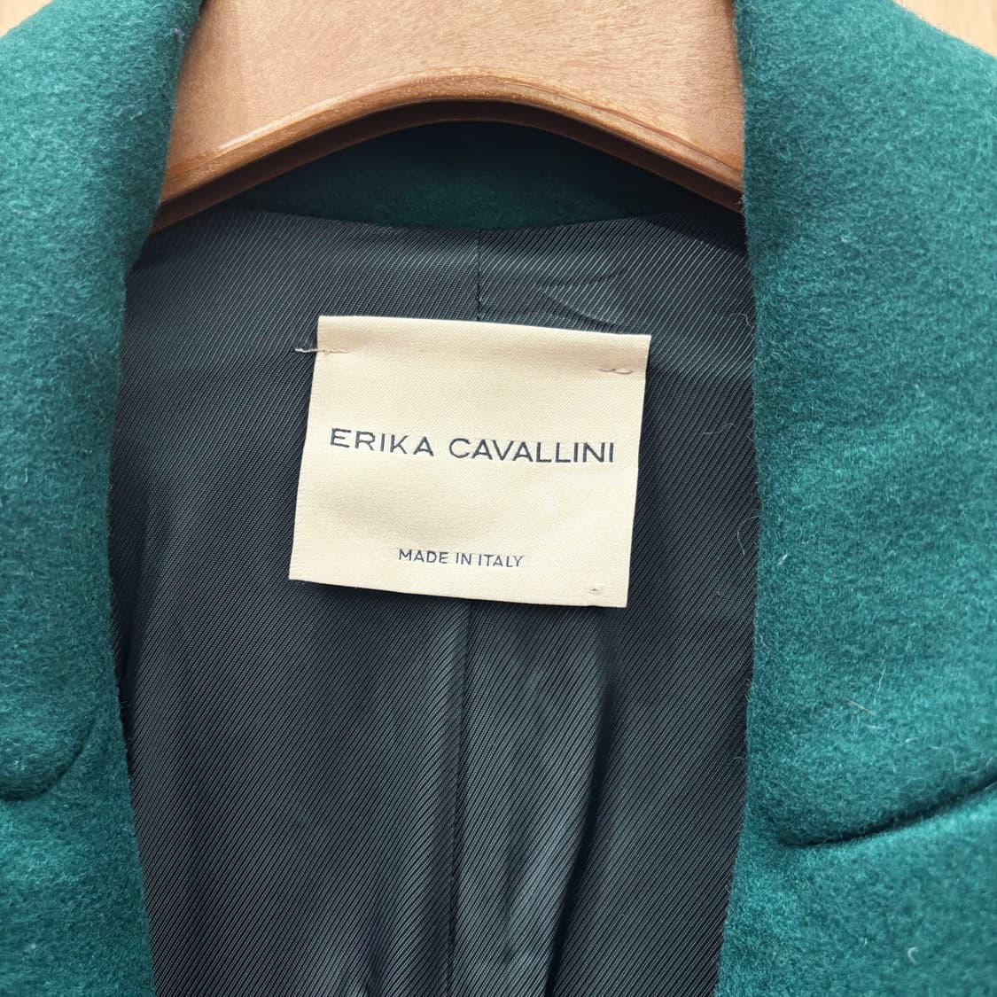 에리카 까발리니 롱 코트 클래식 노치드 라펠 싱글 버튼 슬릿 디테일 그린 상품이미지6