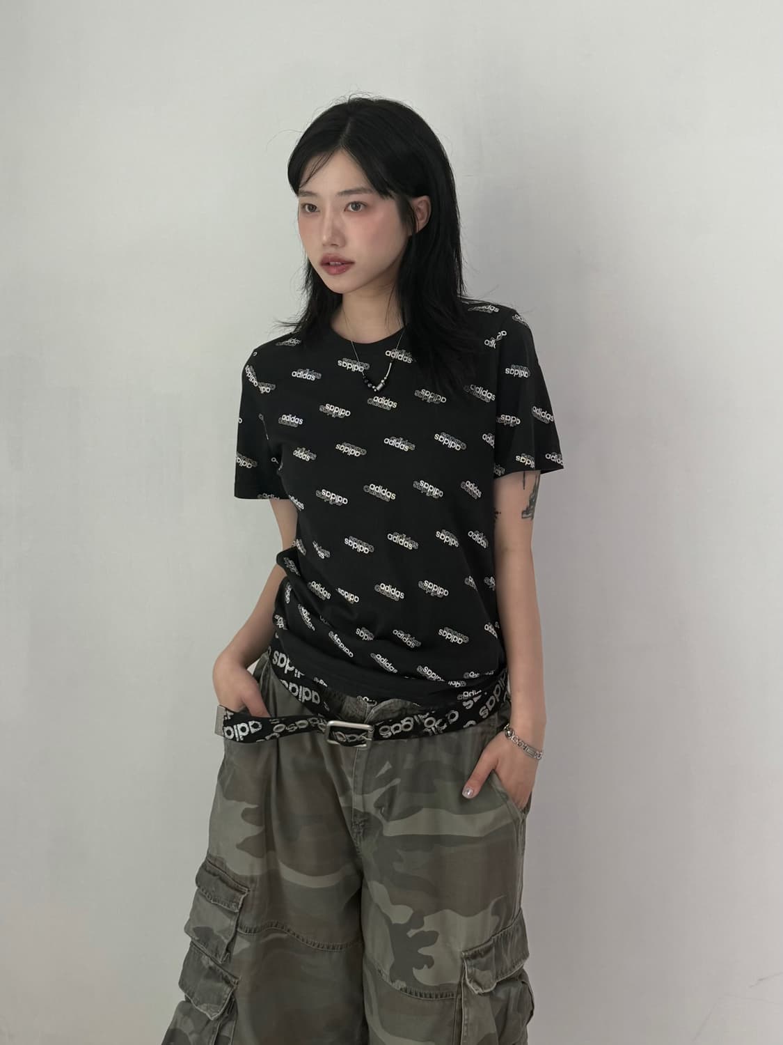 아디다스 블랙 화이트 로고 반팔티 상품이미지3