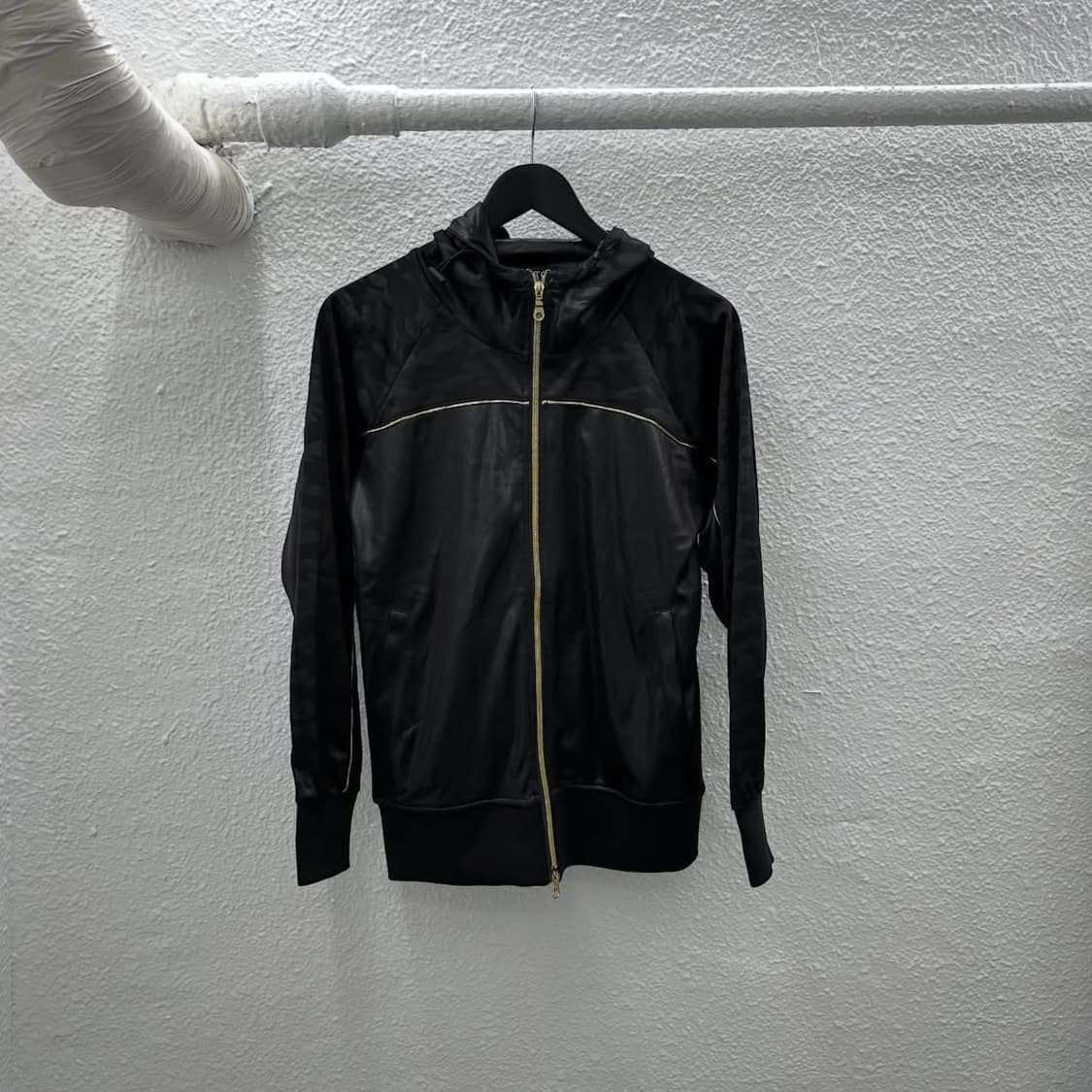 Black glossy zip-up hoodie 상품이미지4