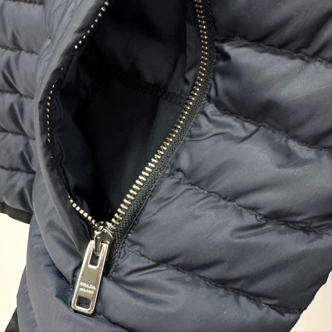 [46사이즈] 프라다 남성 후드 경량 패딩 네이비 (SGH828) 상품이미지10