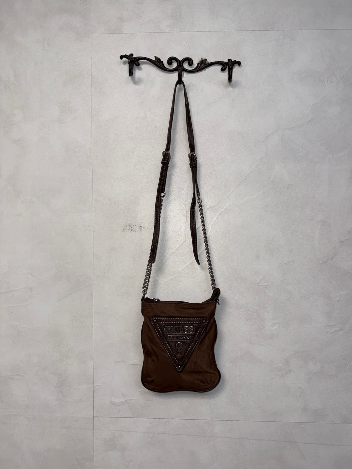 GUESS brown logo chain cross bag 상품이미지2