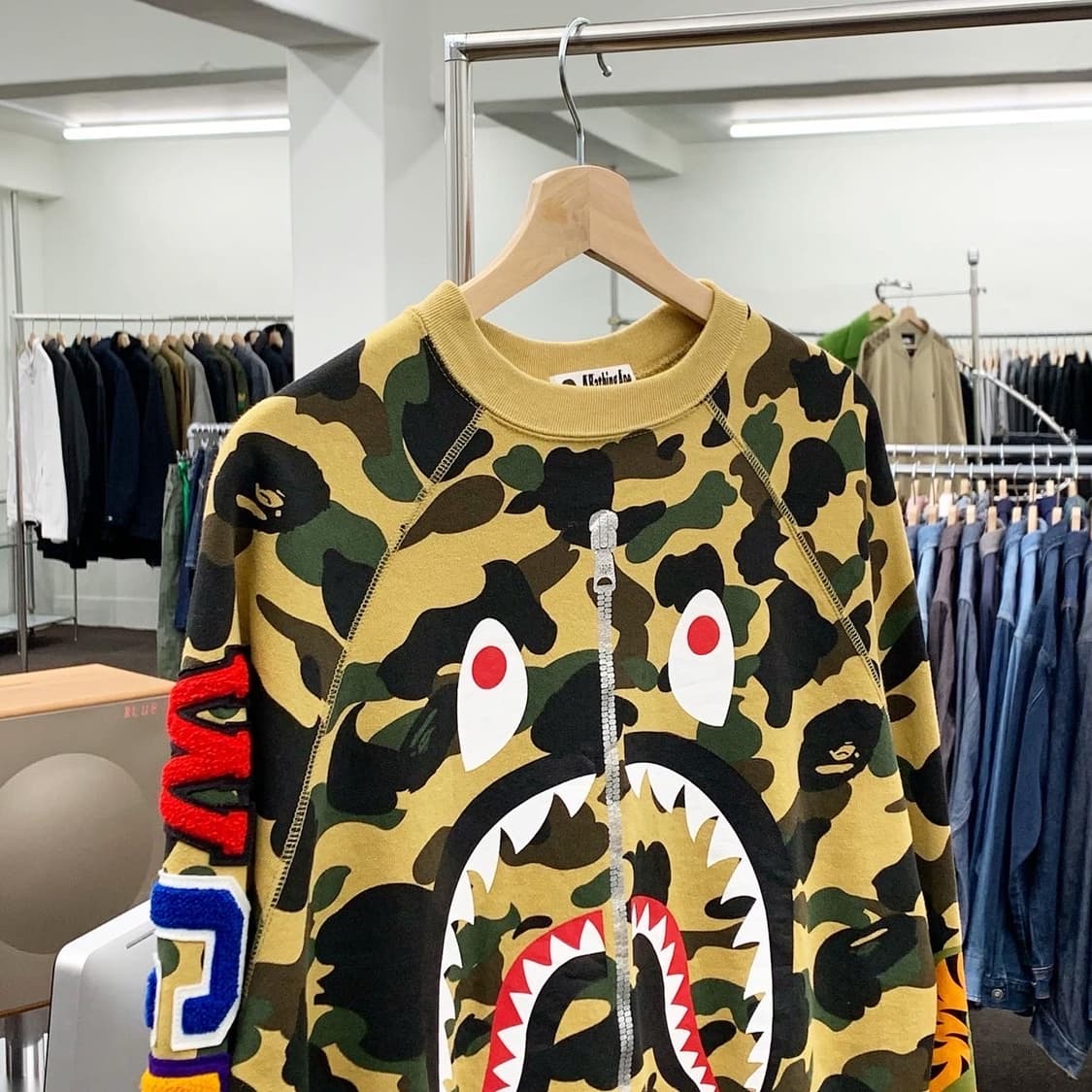 베이프 황계 카모 샤크 빅로고 맨투맨 상품이미지1