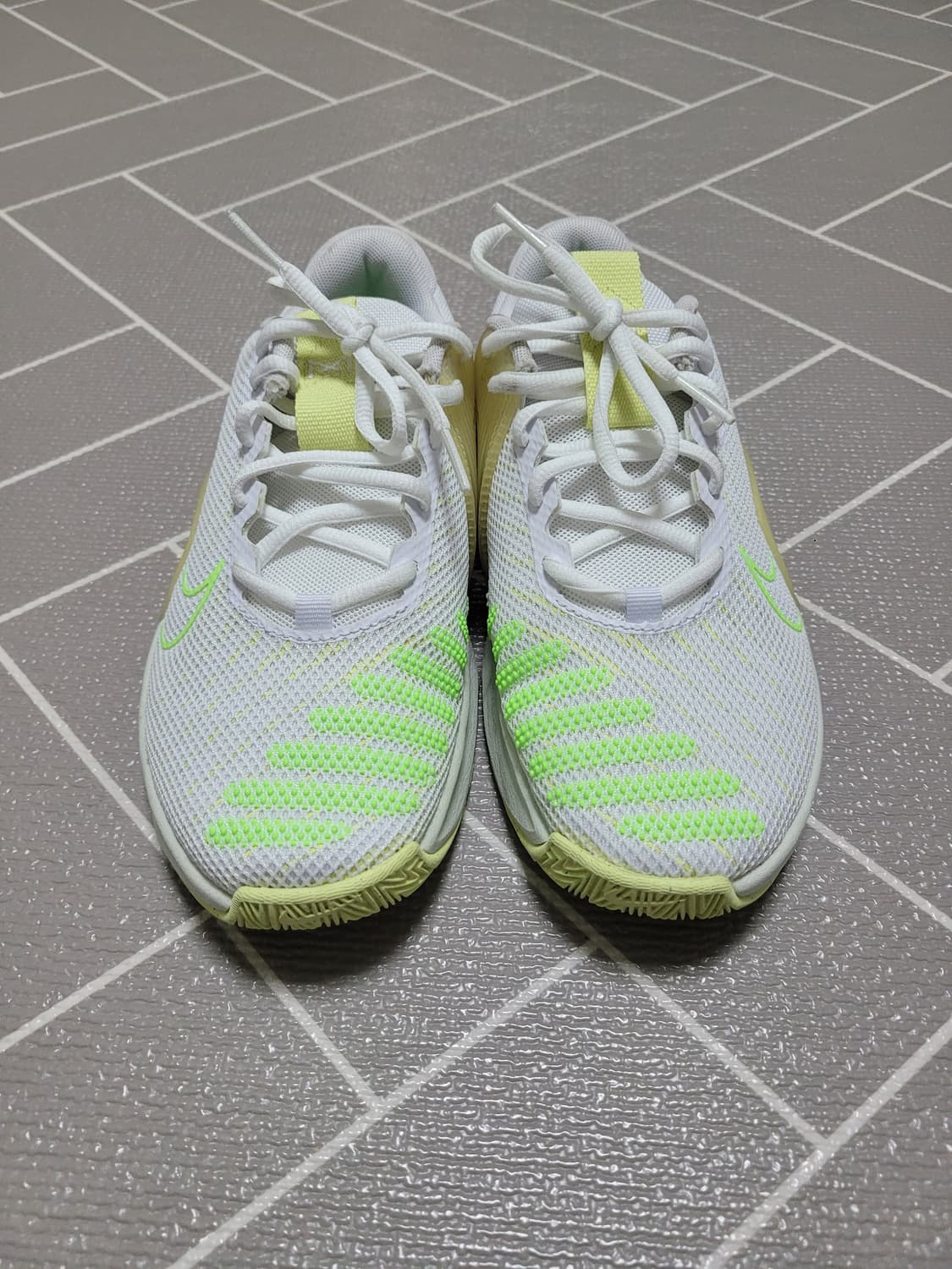 1회착) 나이키 메트콘 9 화이트 루미너스 그린 235 상품이미지2