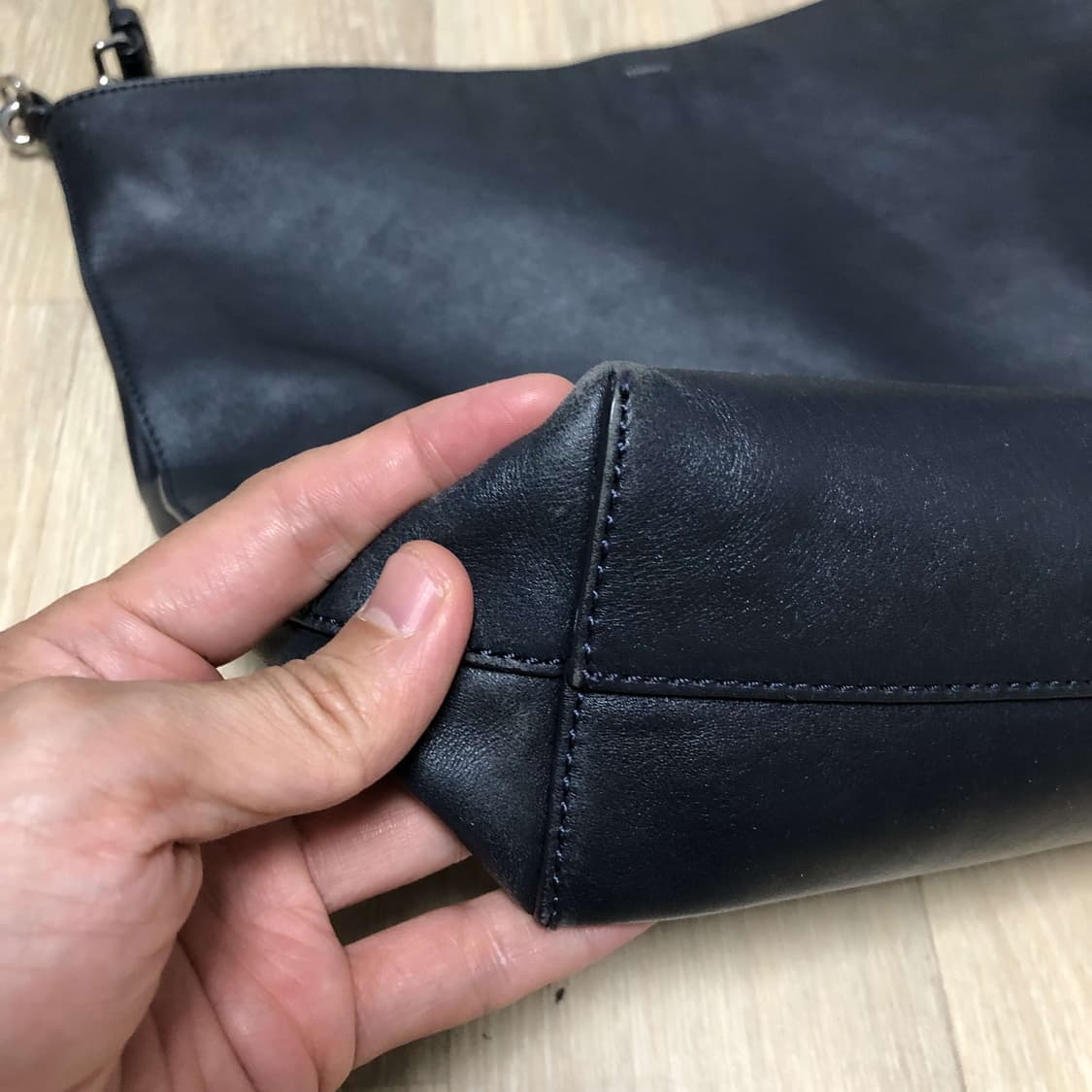 (ONE SIZE) 띠어리 리얼 레더 어반 버킷백 네이비 띠어리 가방 백 상품이미지3