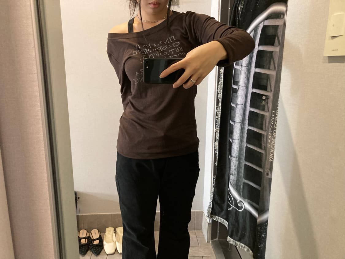 브라운 레터링 오프숄더 긴팔 티셔츠 상품이미지1