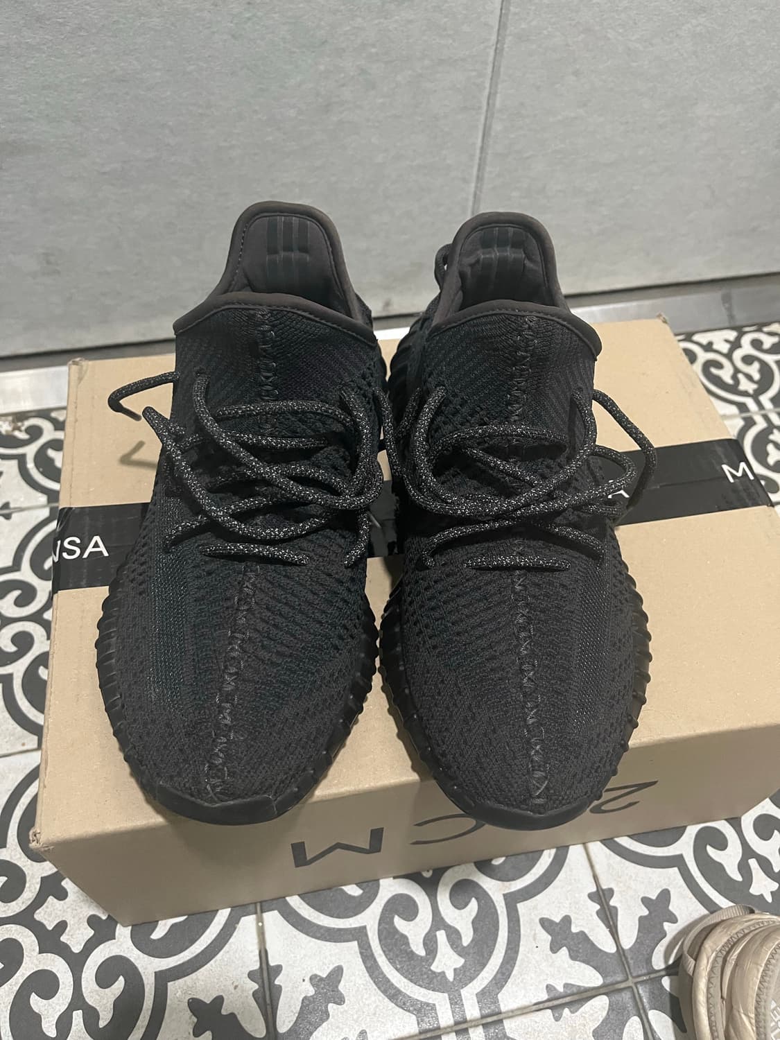 이지부스트 350 v2 논리플렉티브 상품이미지1