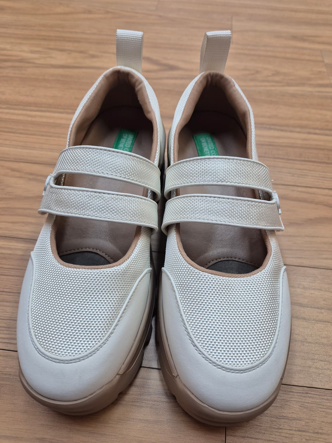 베네통 아이보리 색상 메리제인 단화 240mm입니다. 캐주얼한 디자인이라 상품이미지1