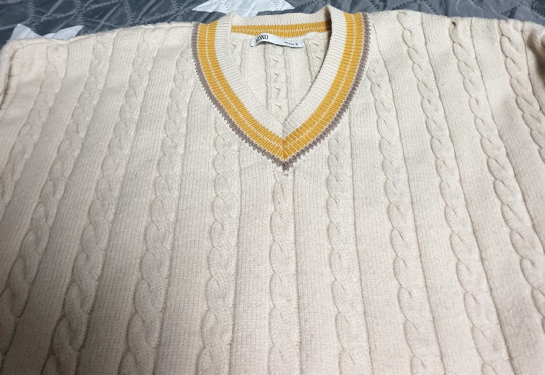 미쏘 브이넥 케이블 패턴 긴팔 니트 (S) 상품이미지2