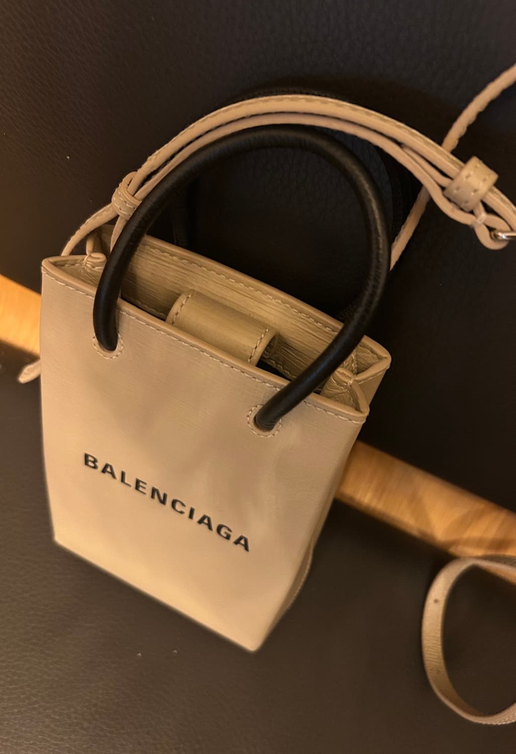 발렌시아가 폰홀더 크로스백 베이지 상품이미지2