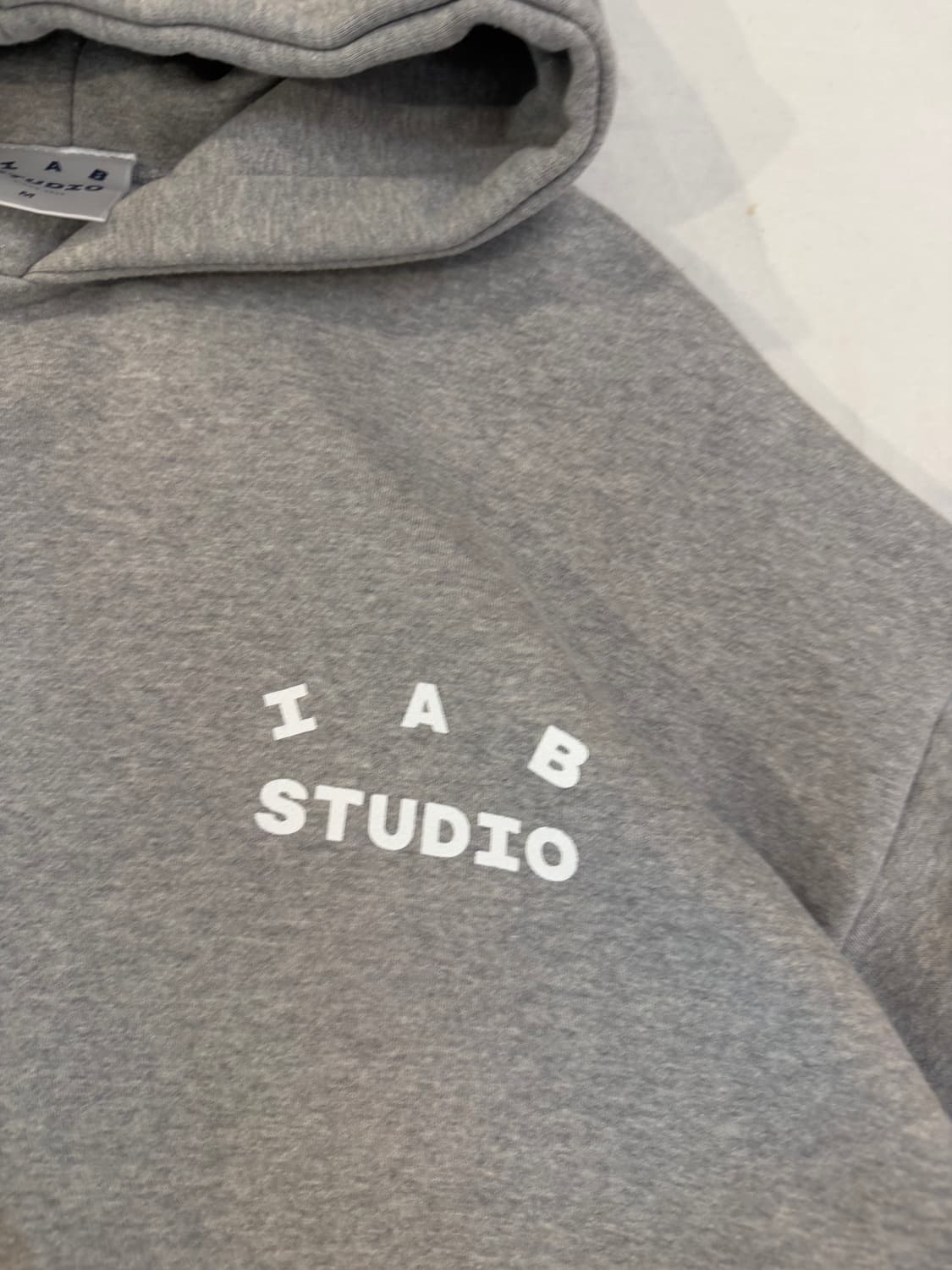 아이앱 스튜디오 그레이 화이트 후드티 상품이미지2