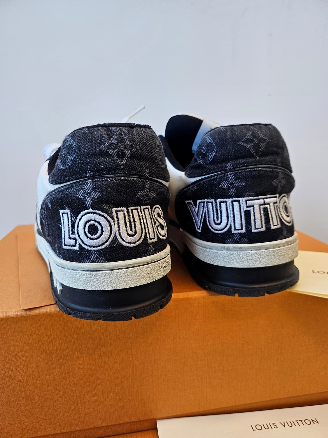 루이비통 트레이너 스니커즈
275사이즈 상품이미지4
