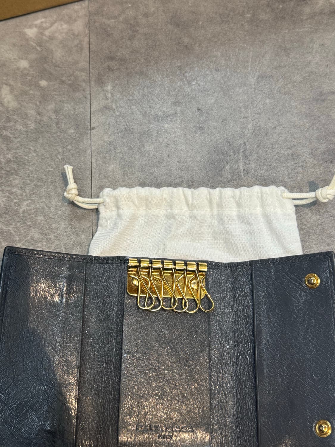 발렌시아가 자이언트 레더 스터드 카드지갑 키케이스 금장 차콜 상품이미지2