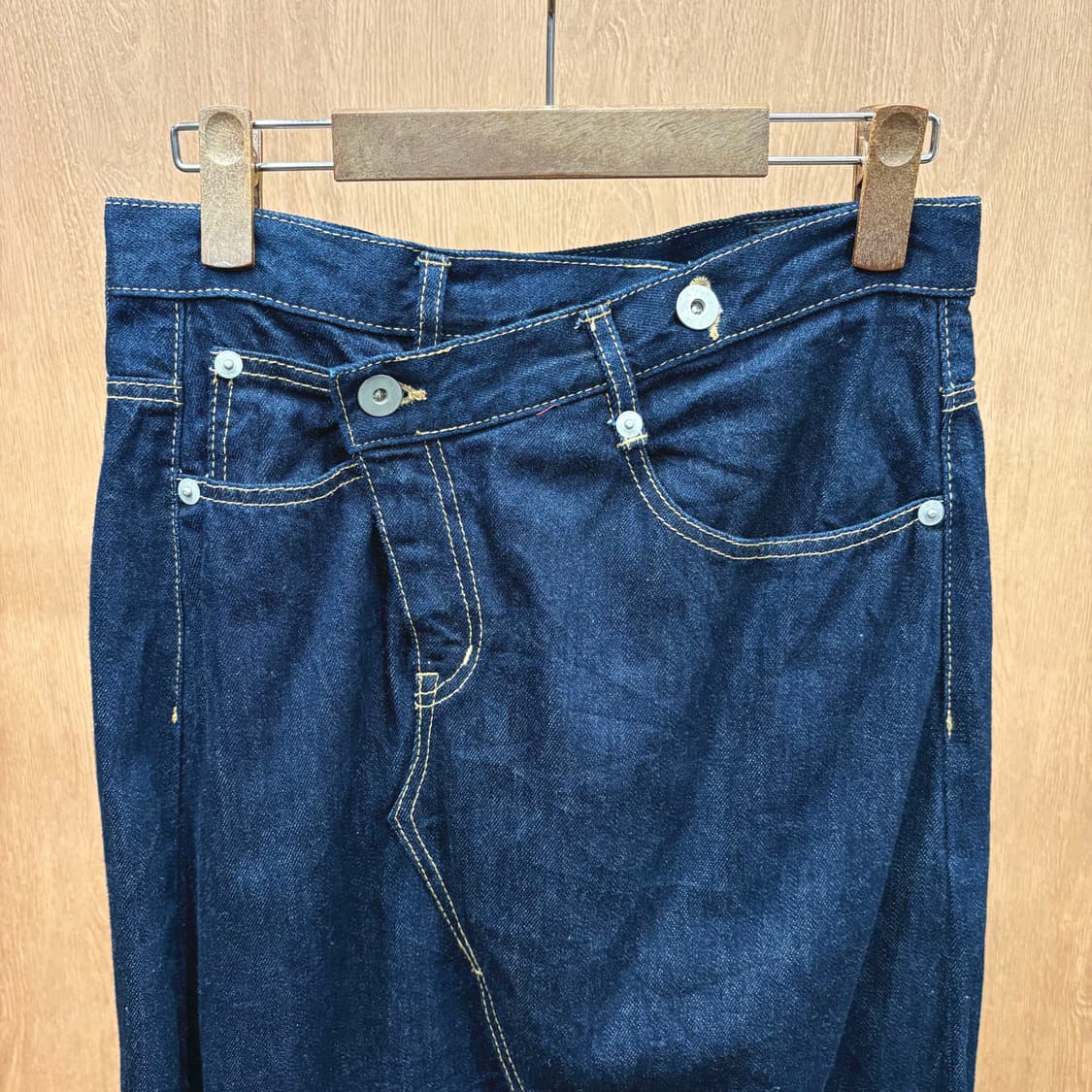 빔즈 보이 데님 미디 스커트 언발란스 랩 오버랩 디테일 스트레이트핏 블루 상품이미지4