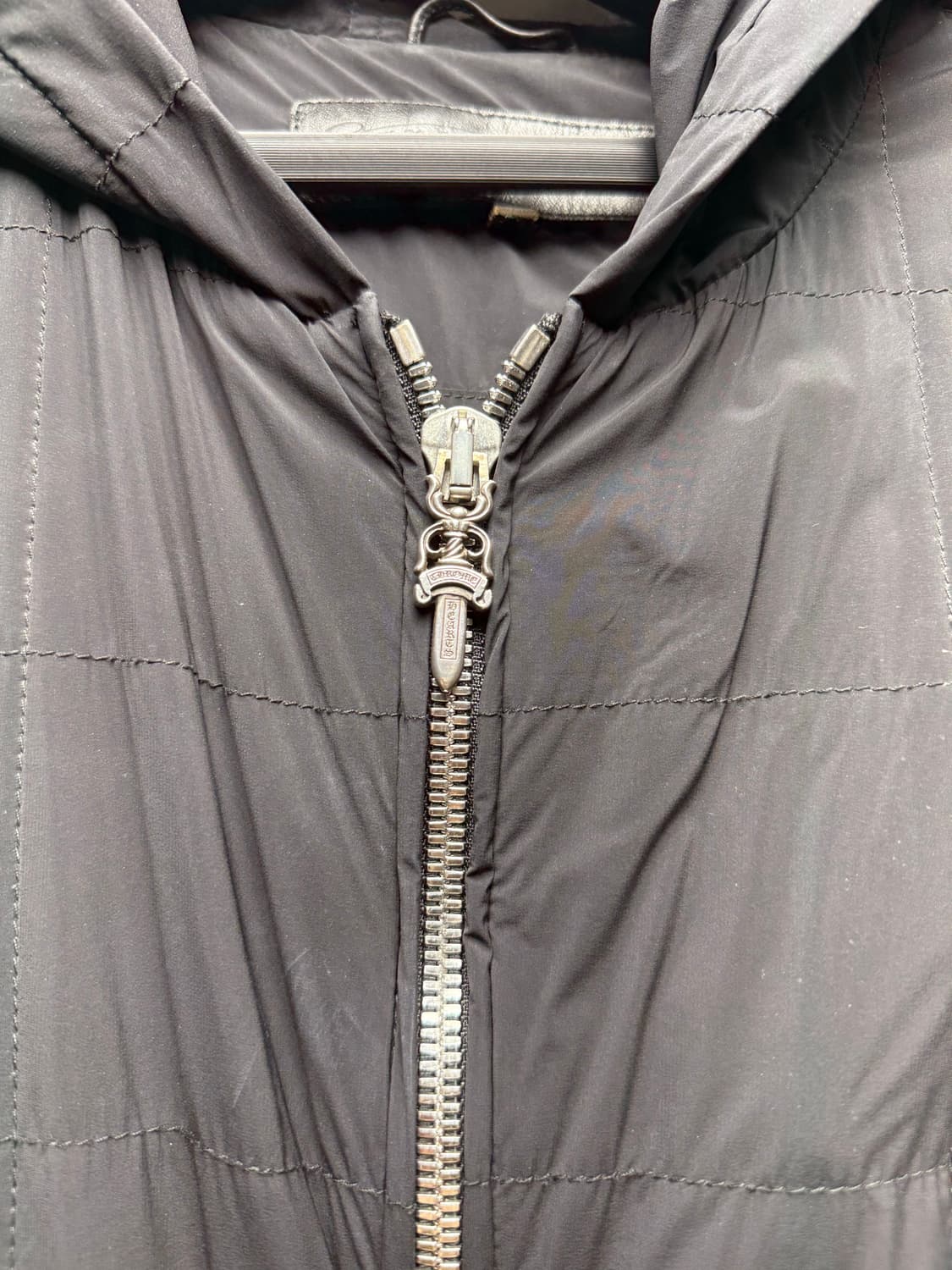 [L] 크롬하츠 크로스 레더패치 퀄티드 나일론 캐시미어 후드 봄버 상품이미지5