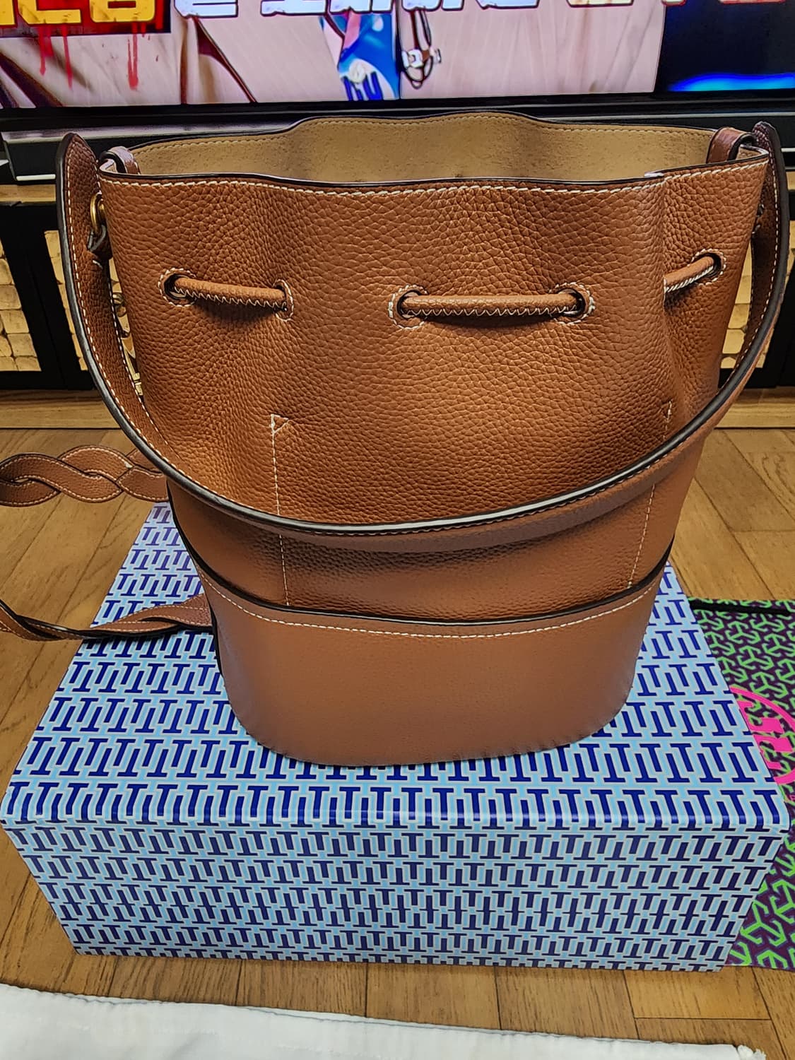 토리버치 가죽 버킷백 브라운 상품이미지6