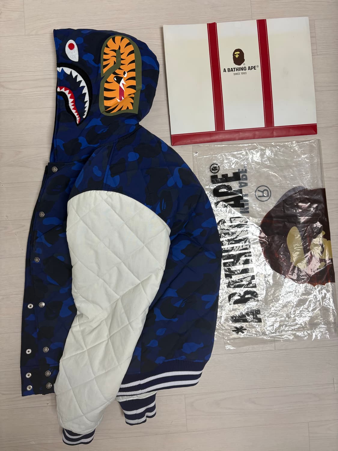 [XL] 베이프 샤크후드 바시티 패딩 판매합니다 상품이미지1