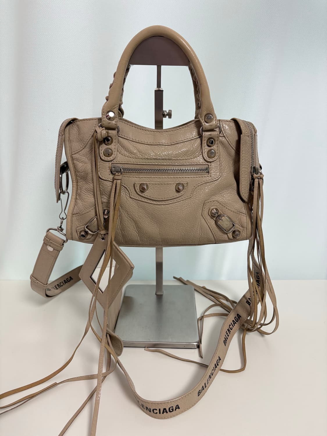 발렌시아가 모터백 미니 로고스트랩 베이지 상품이미지1