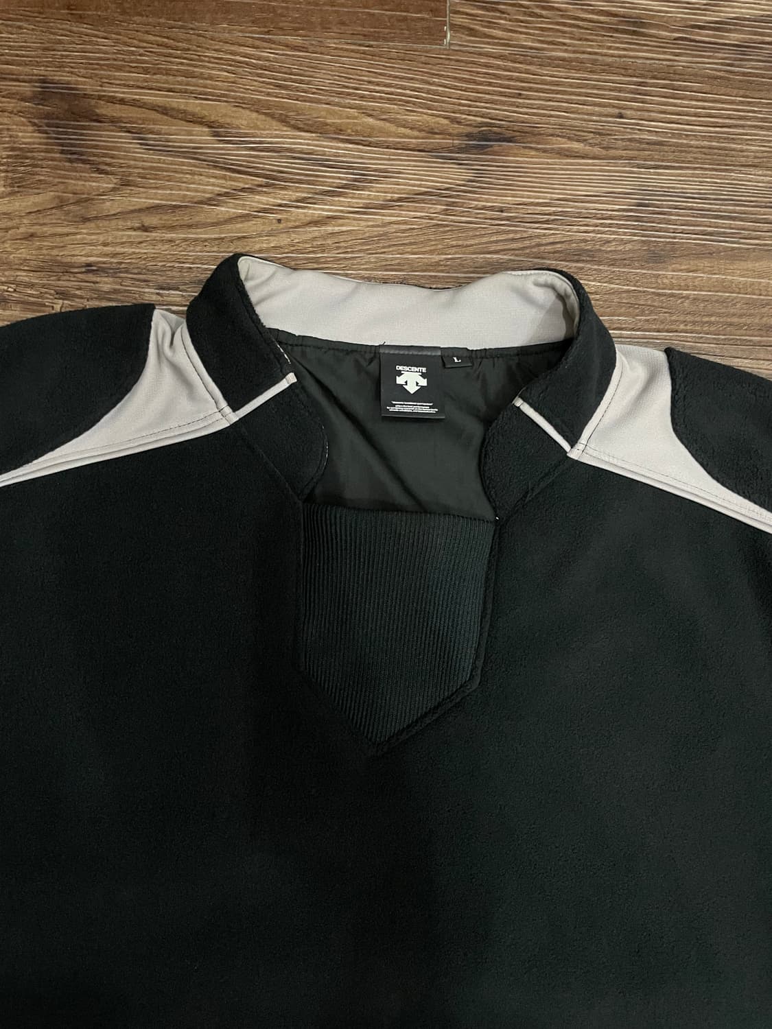 데상트 풀오버 후리스 웜업 자켓 블랙 상품이미지2