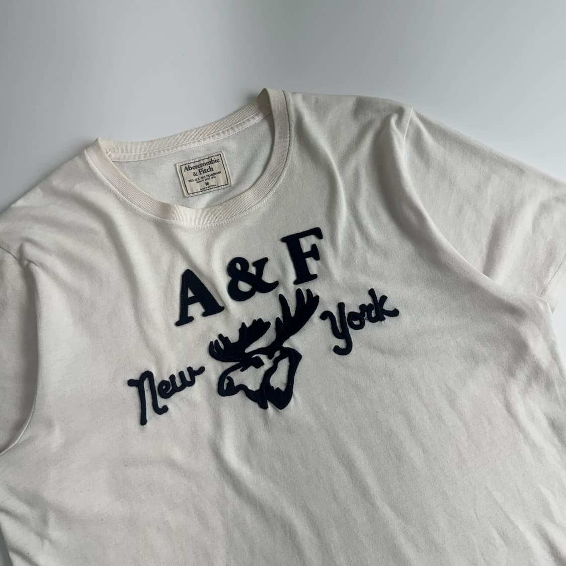Abercrombie 아베크롬비 네이비 로고 화이트 반팔  상품이미지4
