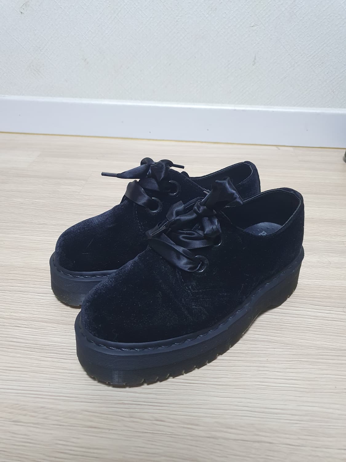 닥터마틴 홀리 벨벳 블랙 플랫폼 슈즈 240 상품이미지4