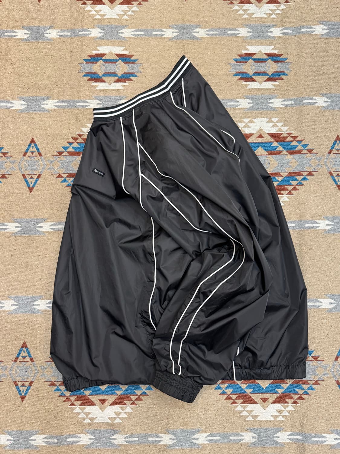 [L] 슈프림 파이핑 웜업 풀오버 블랙 상품이미지7