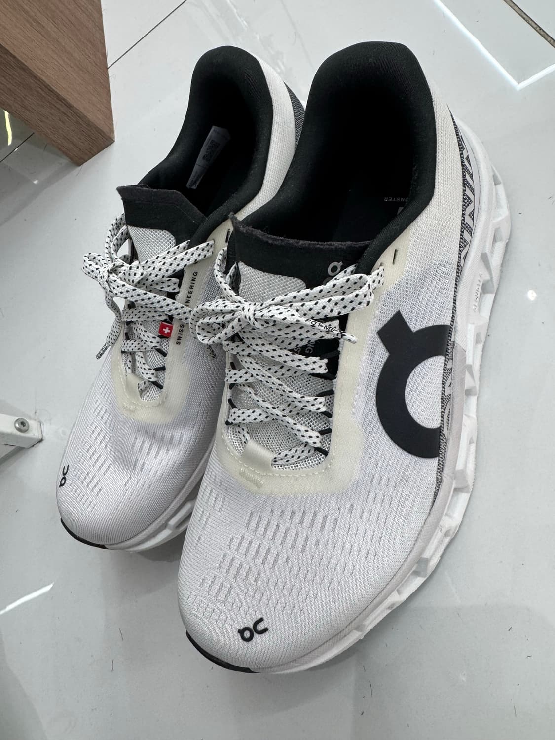 On 온 러닝 클라우드몬스터2 화이트 250사이즈 정리 합니다 상품이미지1