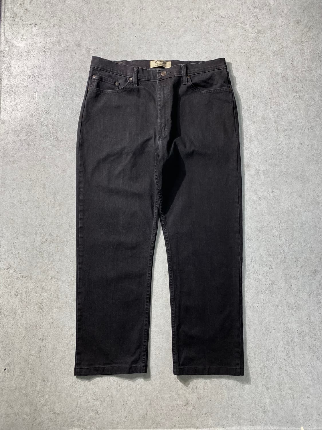 [36-37] Wrangler 랭글러 어센틱 릴렉스드핏 블랙 데님팬츠 상품이미지1
