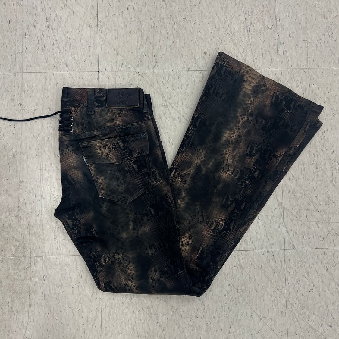 토네이도마트 00s 백레이스업 파이톤 플레어 팬츠 상품이미지2