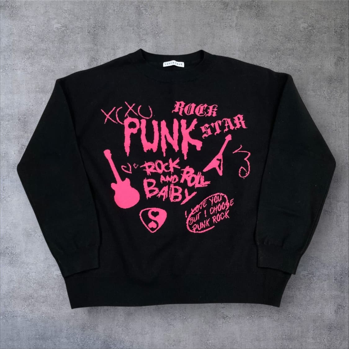 러브이즈트루 블랙 컬러 빅로고 니트 상품이미지1