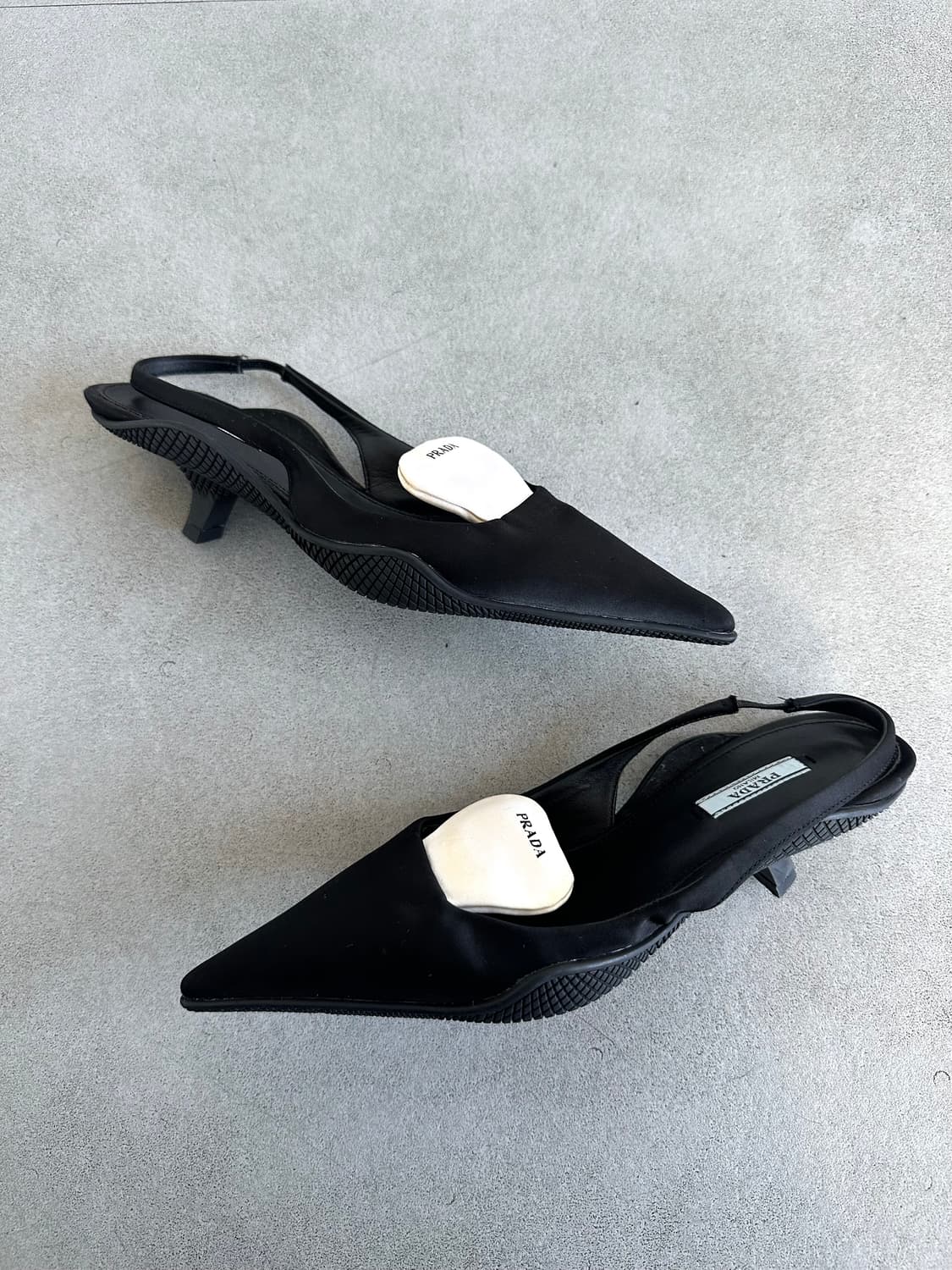 프라다 브러시드 나일론 블랙 나이프힐 슬링백 상품이미지3
