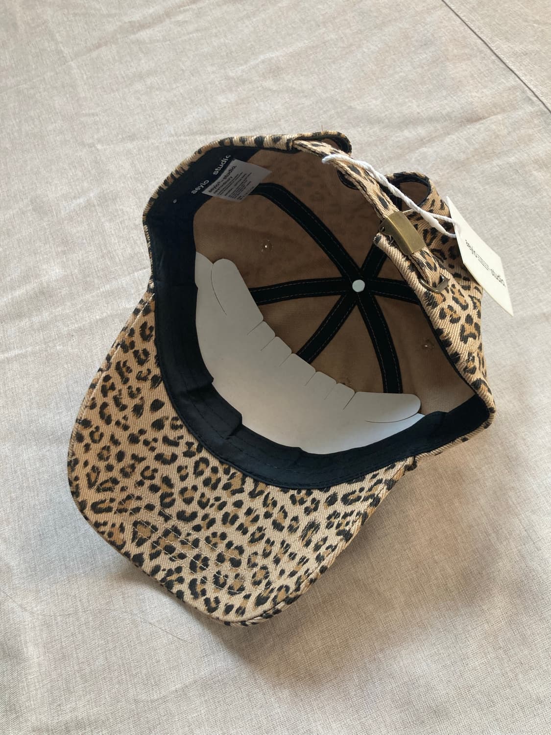 에이와이오 뉴 로고 레오파드 볼캡 베이지 상품이미지5