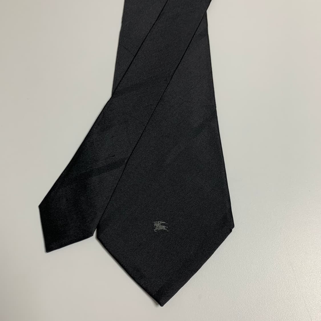 버버리(BURBERRY) 블랙컬러 스트라이프 명품넥타이 심플로고 A+ 상품이미지4