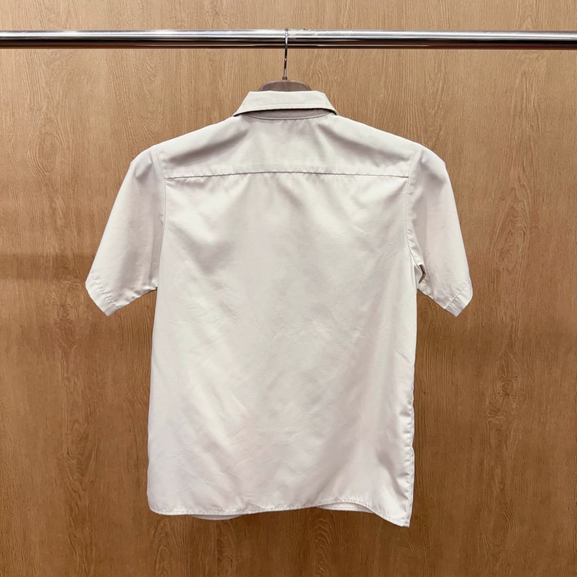 칼하트 반팔 워크셔츠 앞면 투포켓 자수 로고 디테일 베이지 상품이미지3