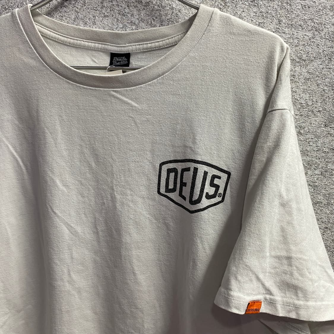 데우스 엑스 마키나 빅로고 비비큐 레터링 반팔티 B4593  상품이미지3