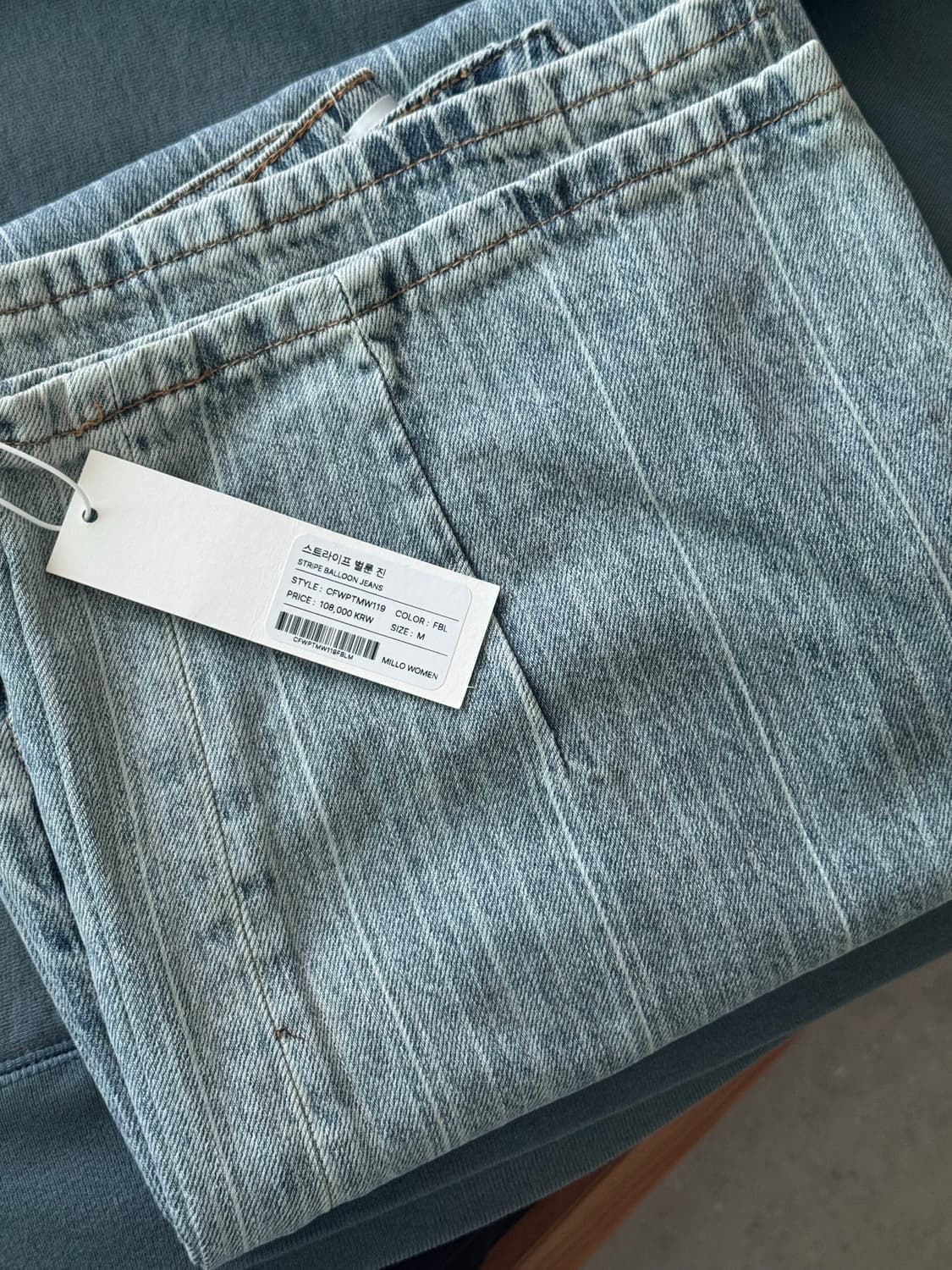 밀로 우먼 스트라이프 벌룬 진 [페이드 블루] 상품이미지1