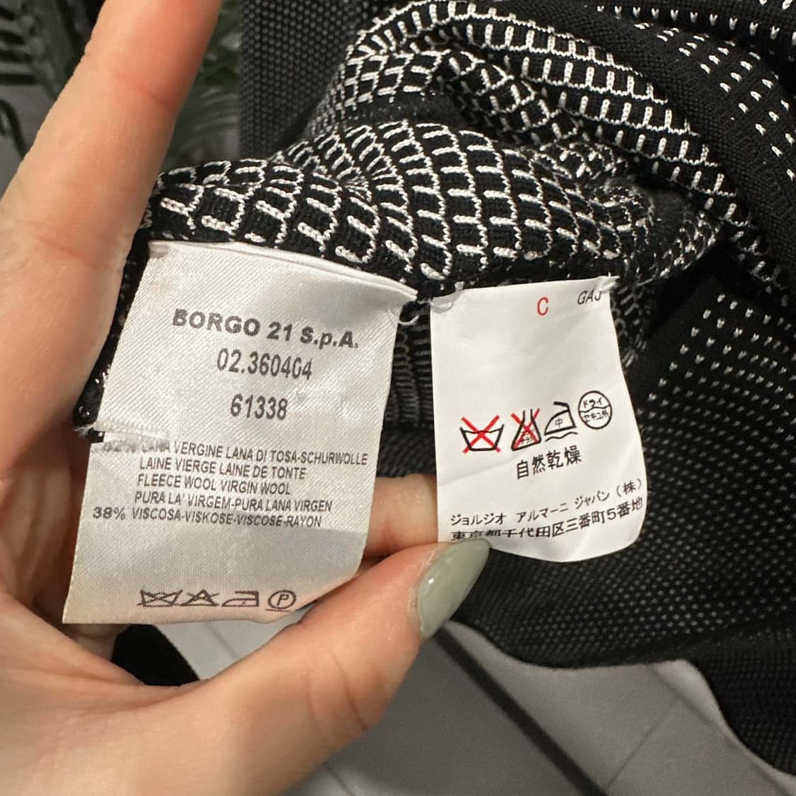 조르지오 아르마니 크롭 자켓 자수 패턴 커브 카라넥 파이핑 디테일 블랙 상품이미지7