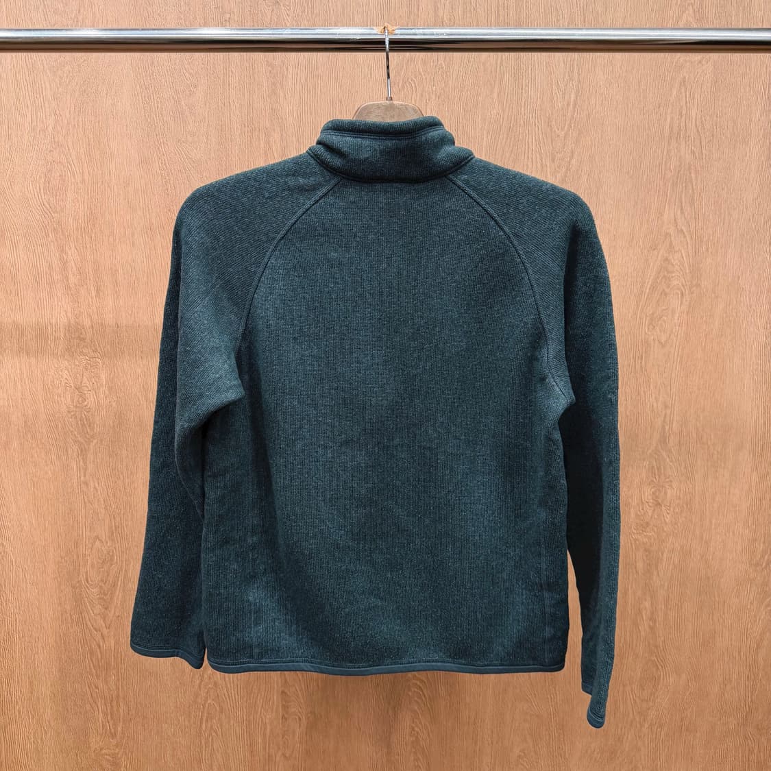 파타고니아 클래식 하이넥 하프 집업 플리스 풀오버 로고 패치 디테일 그린 상품이미지3