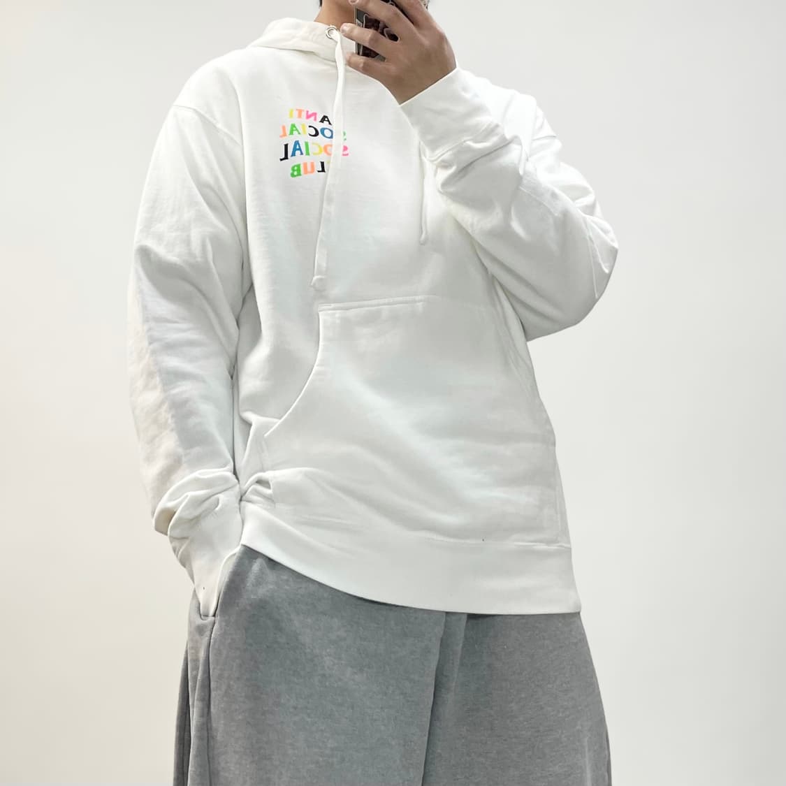 안티소셜클럽 레인보우 로고 후드티 화이트 상품이미지1