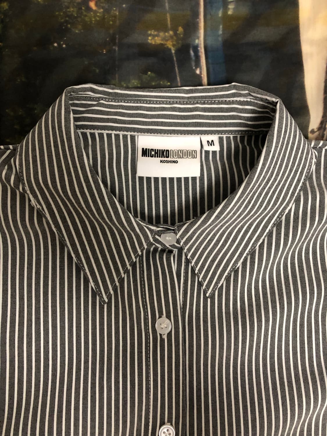 미치코런던 코시노 스트라이프 슬림핏 셔츠 차콜 상품이미지3
