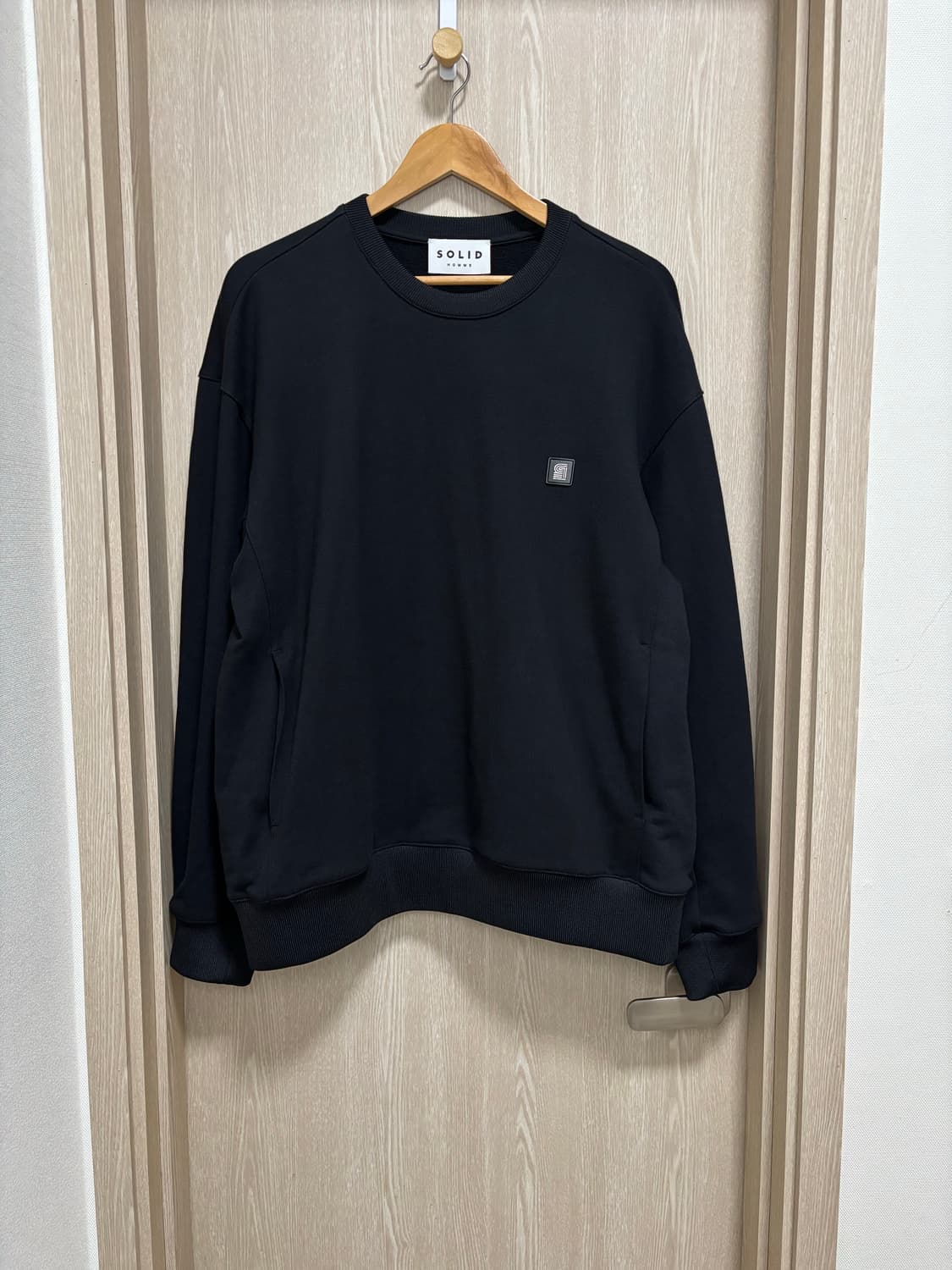 솔리드옴므 백로고 오버핏 맨투맨46/블랙 상품이미지3