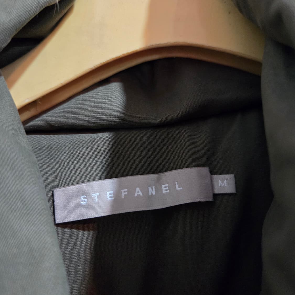 스테파넬 라쿤퍼 카키색 롱 구스 패딩 상품이미지3