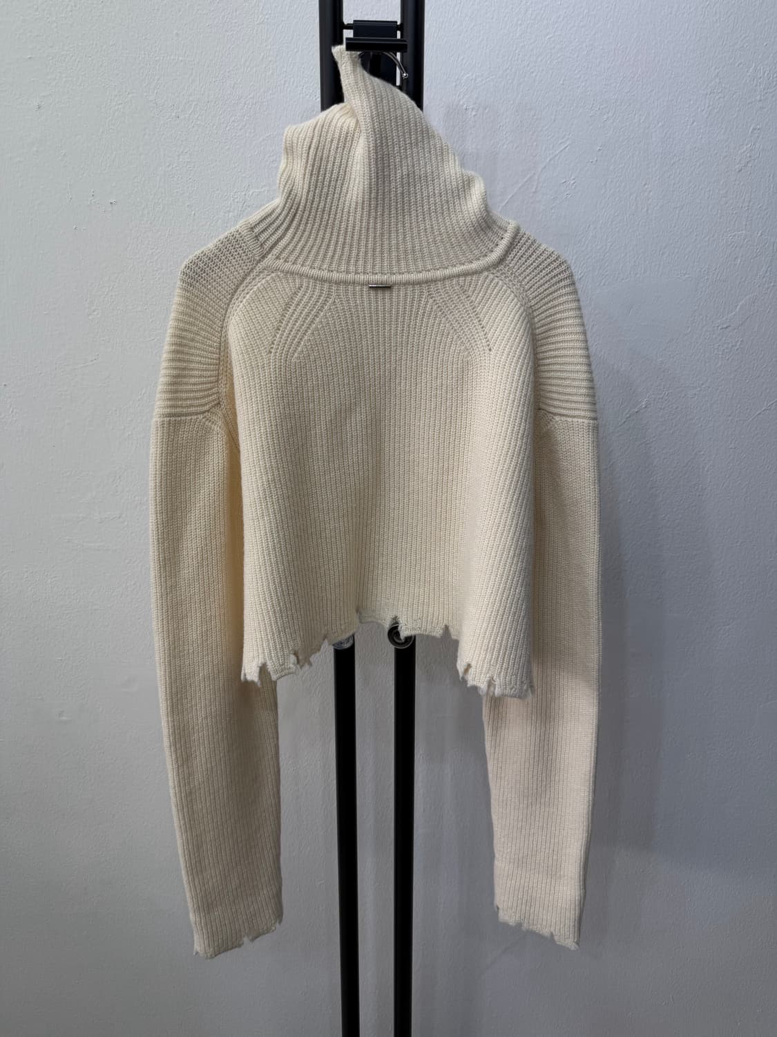 정품) 시스템 한섬 23ss 오버핏 크롭 데미지 니트 스웨터 90 상품이미지6