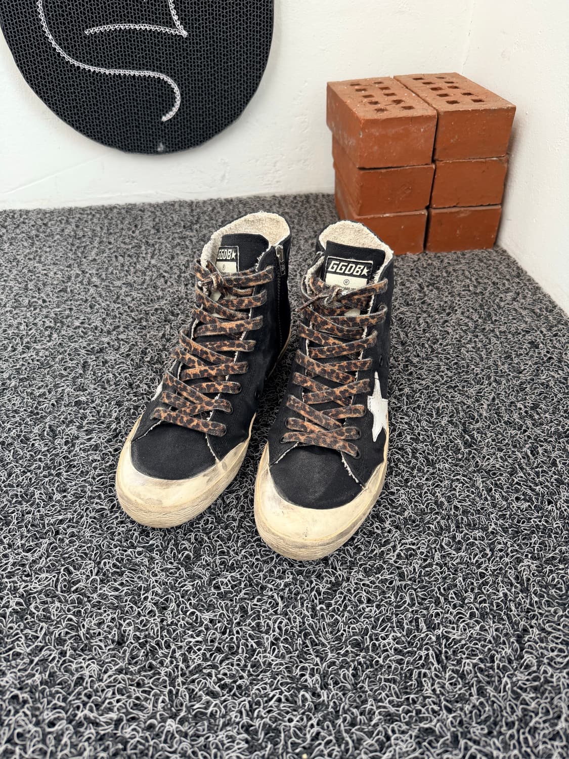 골든구스 프랜시 블랙 캔버스 레오파드 - 38사이즈 상품이미지1