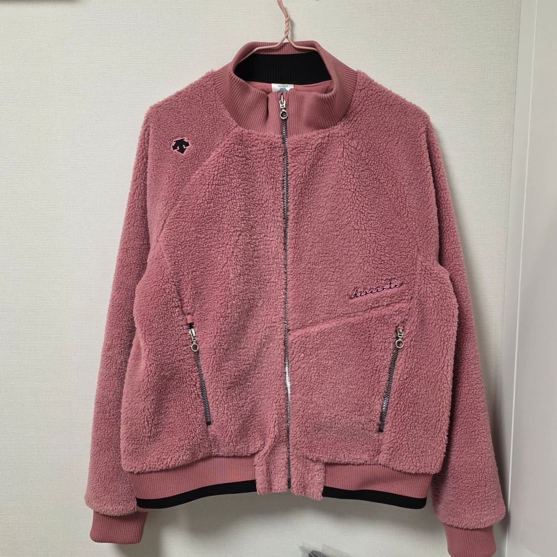 데상트 라즈베리 뽀글이 점퍼 상품이미지1