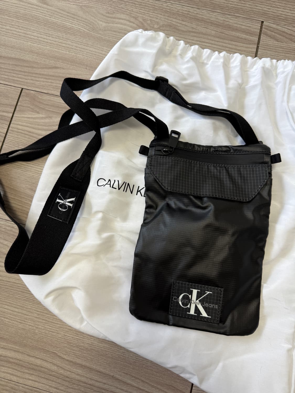캘빈클라인 진 유틸리티 그리드 미니 크로스백 블랙 상품이미지6