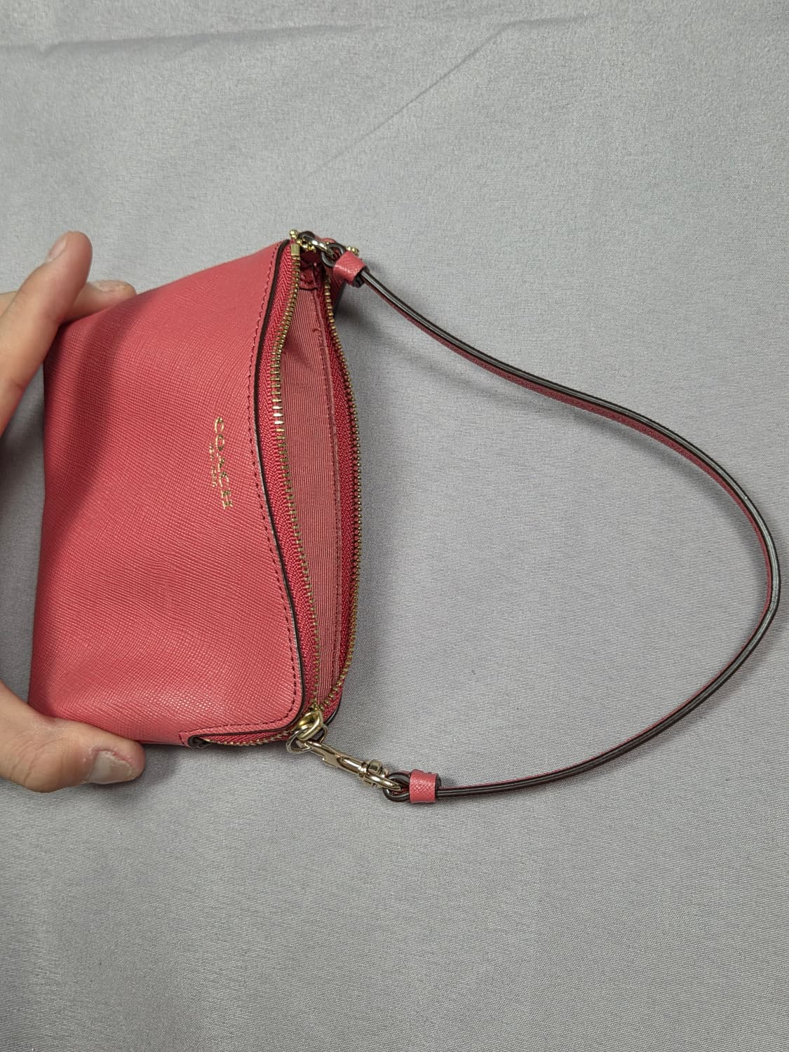 [코치] 크로스그레인 레더 탑 지퍼 스몰 리스트릿 | G00017 상품이미지7