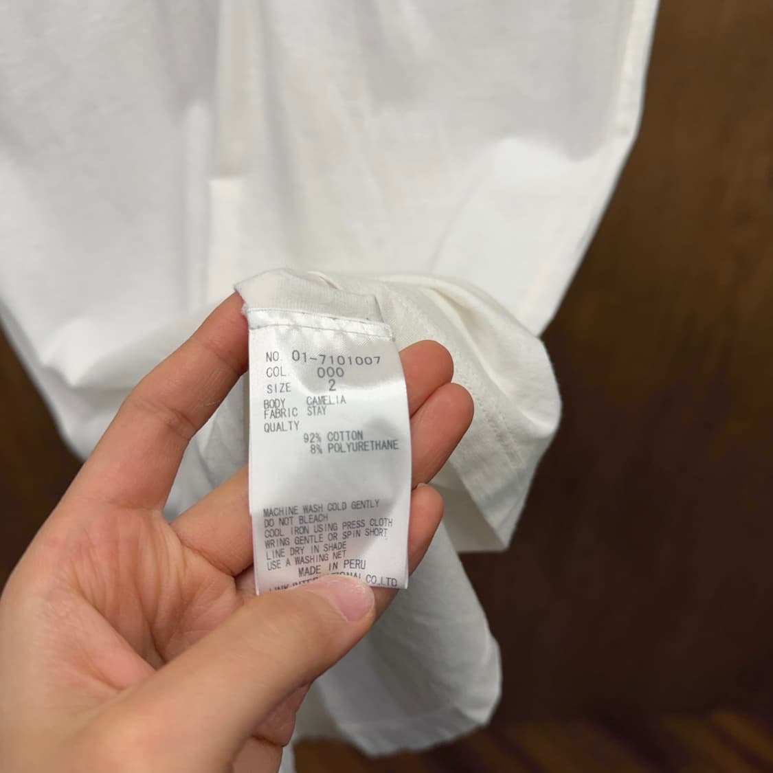 띠어리 반팔 티셔츠 퍼프 슬리브 브이넥 셔링 디테일 슬림핏 화이트 상품이미지7