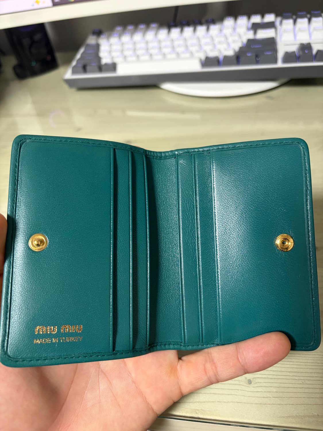 미우미우 마태라쎄 나파 레더 카드 반지갑 세이지 그린 상품이미지3