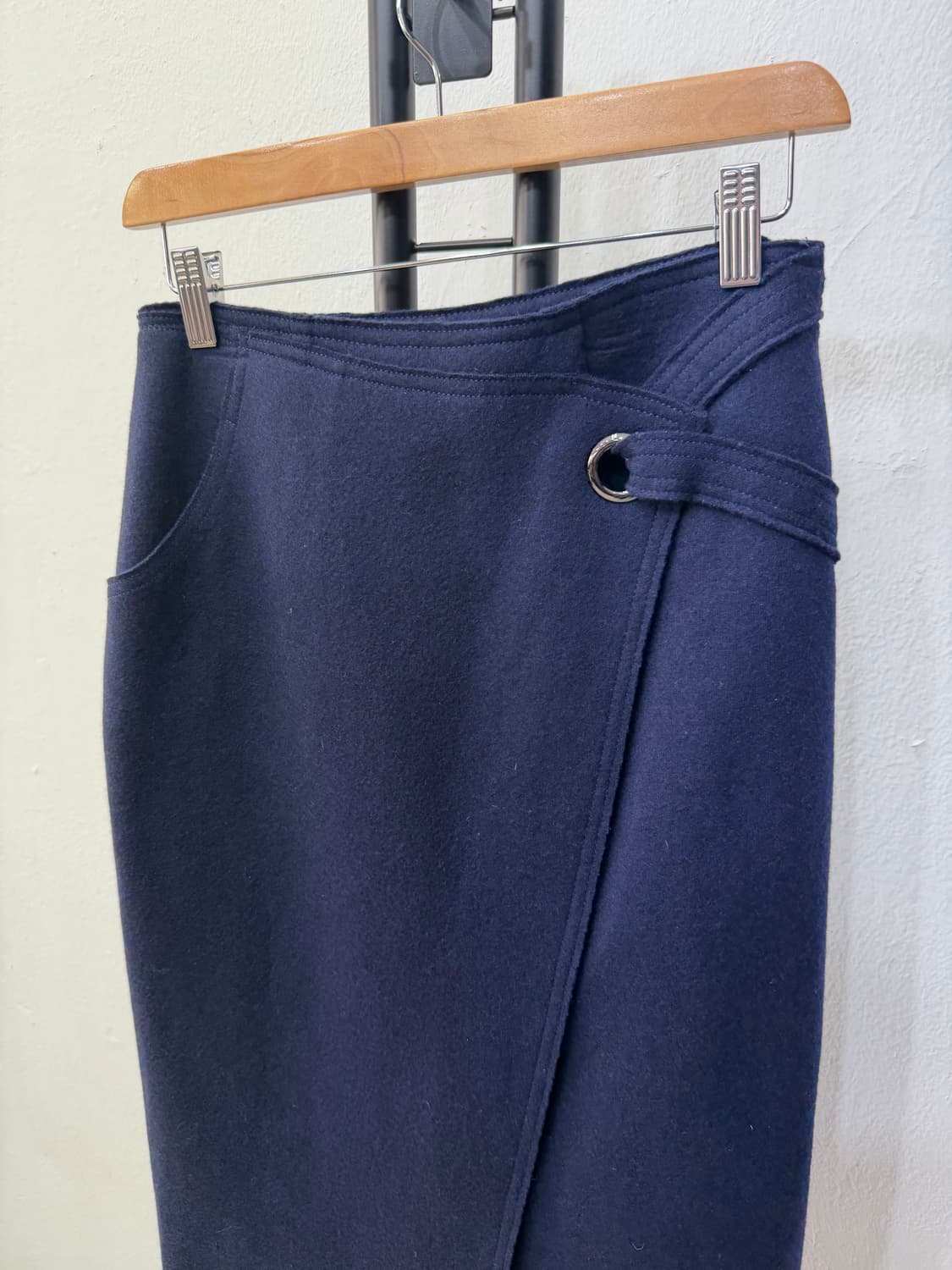 매장판정품) 메릴링 이태리 21ss 랩 스타일 네이비 스커트 38 상품이미지3